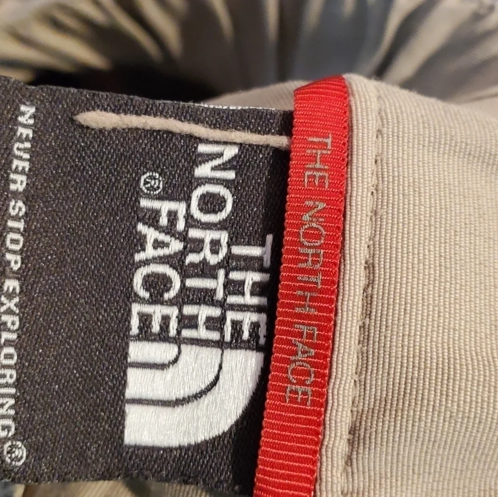 The North face  khaki shorts men sz xl. Cargo back elastic waist